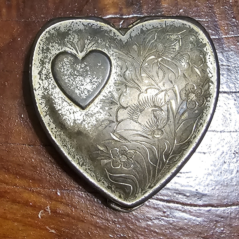 ANTIQUE STERLING SILVER HEART SHAPE COMPACT - T138
